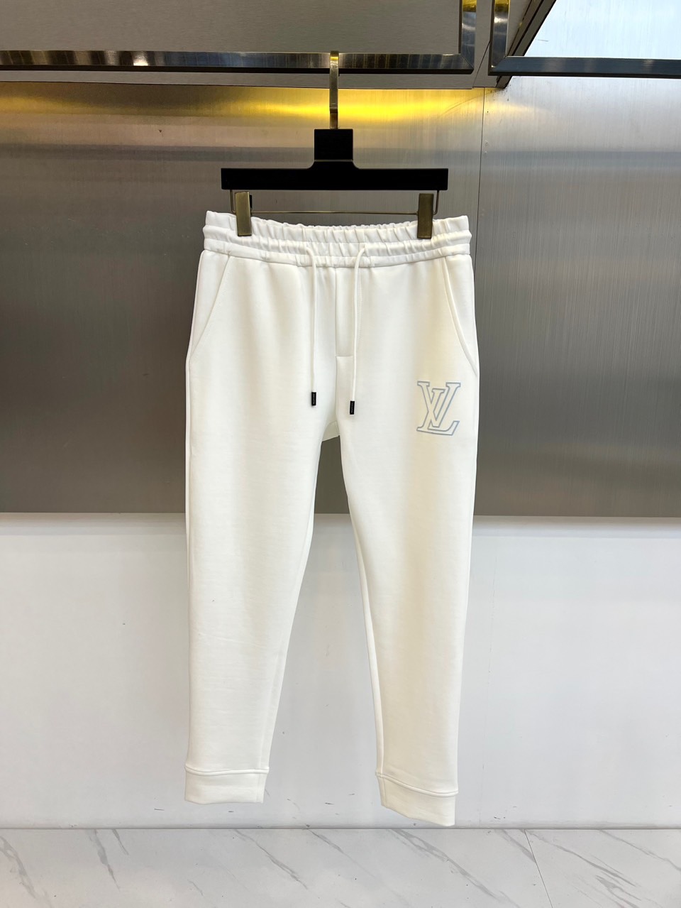 1v威登、 2025s秋冬新款空气层棉质抽绳卫裤，男士经典印花徽标时尚运动休闲抽绳卫裤！采用客供进口26