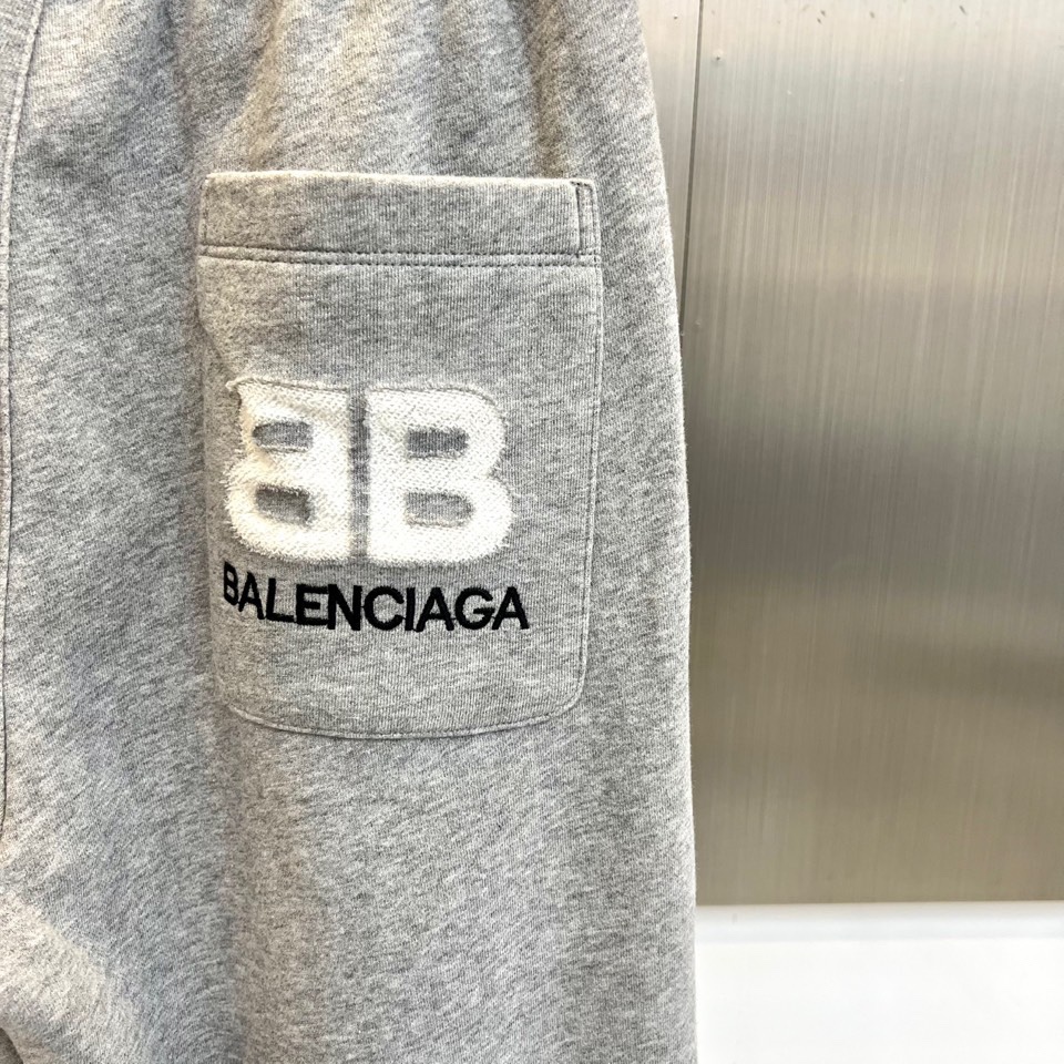 Ba巴黎世家、2025秋冬加绒裤，以浅灰色呈现标志性街头美学。松紧腰头搭配抽绳设计确保穿着舒适度，裤腿侧