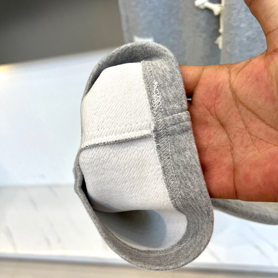 Ba巴黎世家、2025秋冬加绒裤，以浅灰色呈现标志性街头美学。松紧腰头搭配抽绳设计确保穿着舒适度，裤腿侧