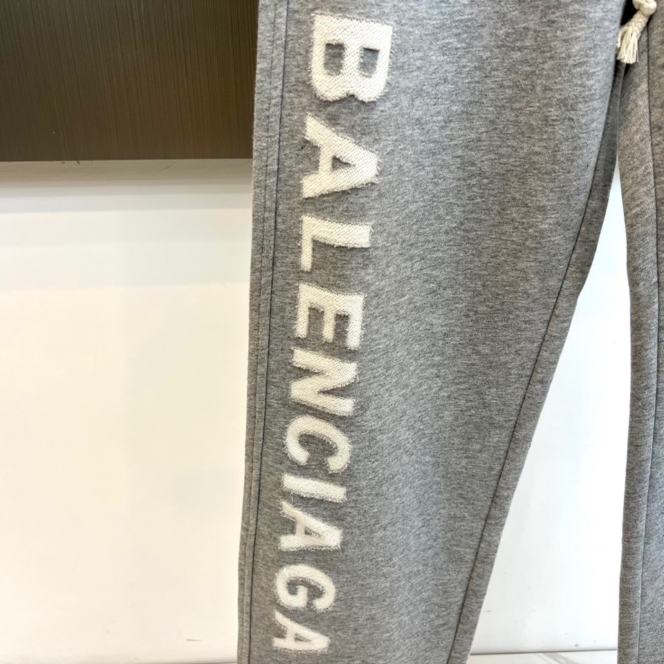 Ba巴黎世家、2025秋冬加绒裤，以浅灰色呈现标志性街头美学。松紧腰头搭配抽绳设计确保穿着舒适度，裤腿侧