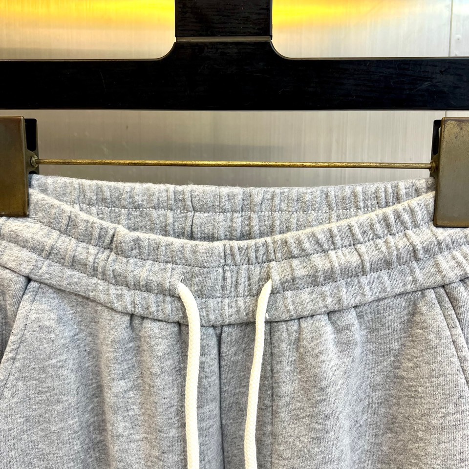 Ba巴黎世家、2025秋冬加绒裤，以浅灰色呈现标志性街头美学。松紧腰头搭配抽绳设计确保穿着舒适度，裤腿侧