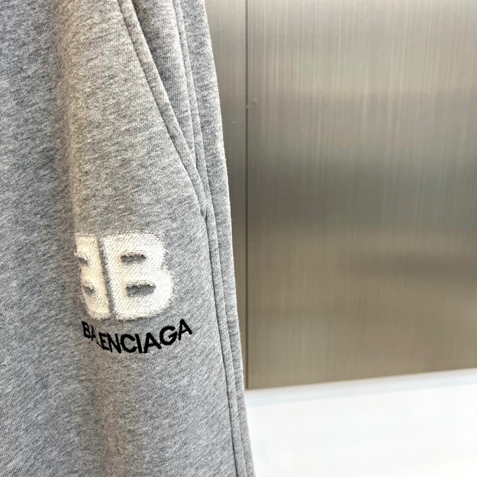 Ba巴黎世家、2025秋冬加绒裤，以浅灰色呈现标志性街头美学。松紧腰头搭配抽绳设计确保穿着舒适度，裤腿侧