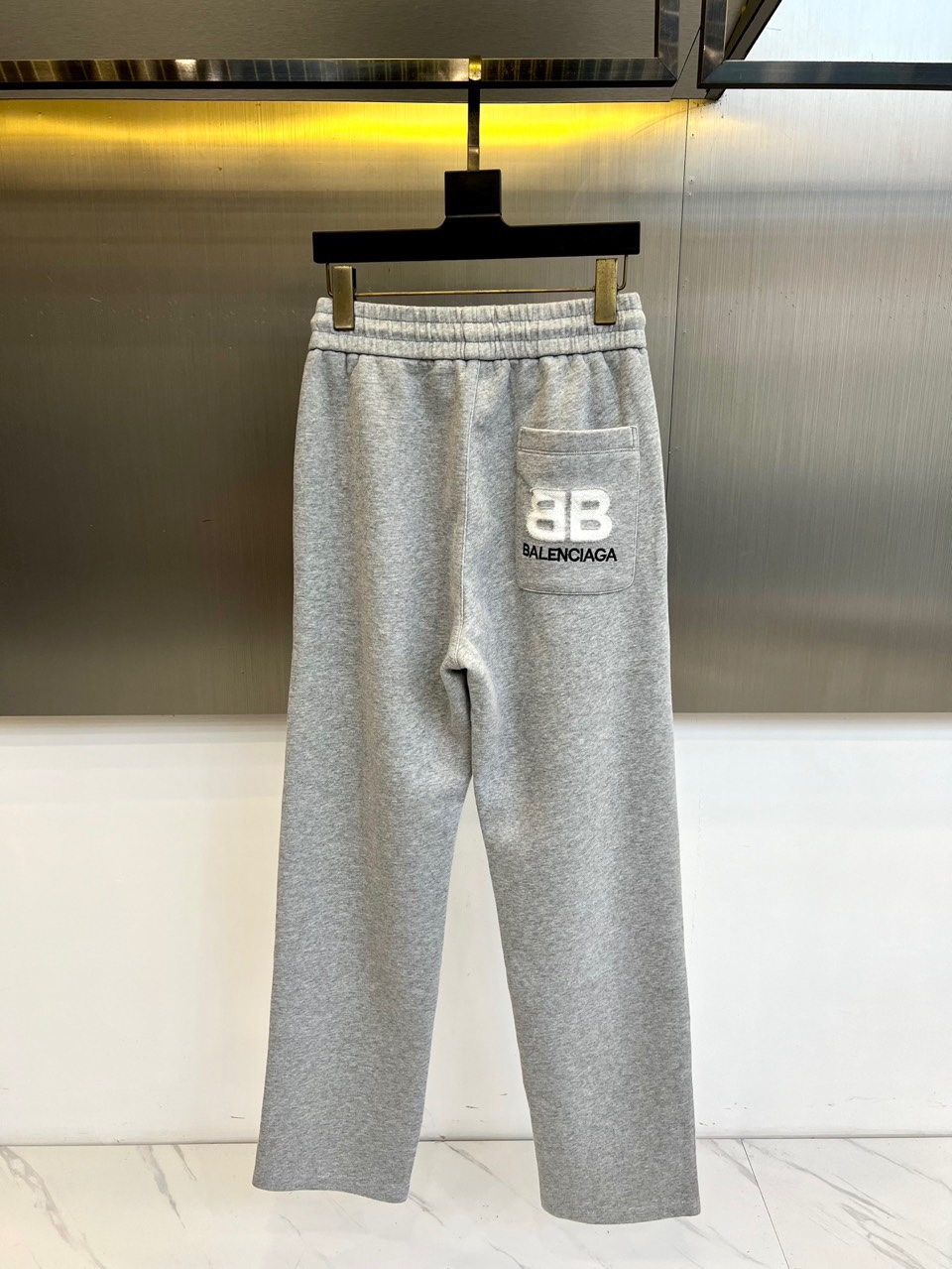 Ba巴黎世家、2025秋冬加绒裤，以浅灰色呈现标志性街头美学。松紧腰头搭配抽绳设计确保穿着舒适度，裤腿侧