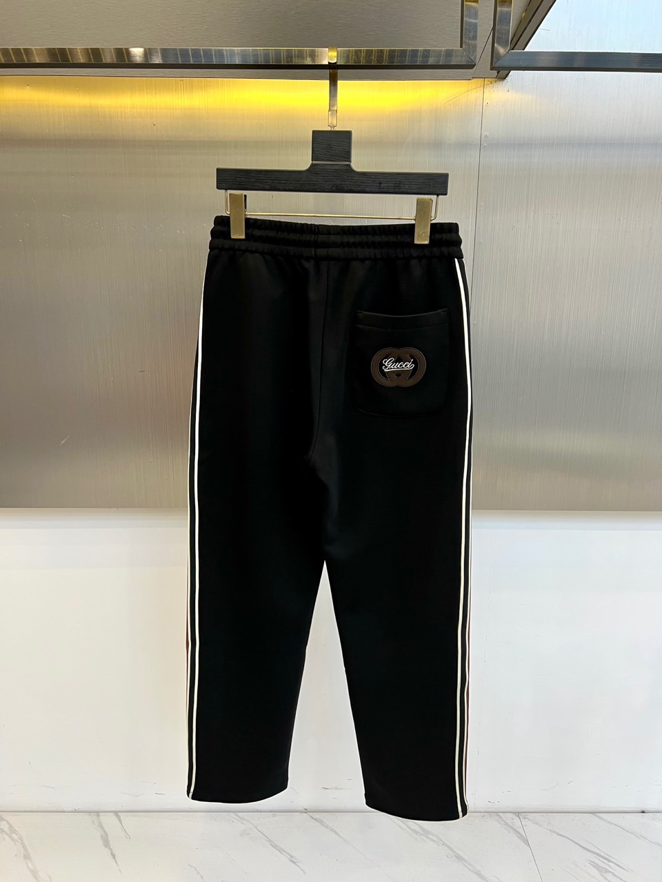 Gucc古驰、2025秋冬新品 GU休闲针织裤。采用50.3%锦纶+42.8%再生纤维素纤维+6.9%氨