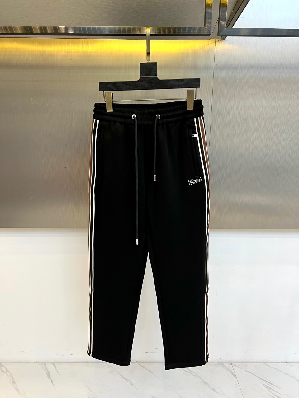 Gucc古驰、2025秋冬新品 GU休闲针织裤。采用50.3%锦纶+42.8%再生纤维素纤维+6.9%氨