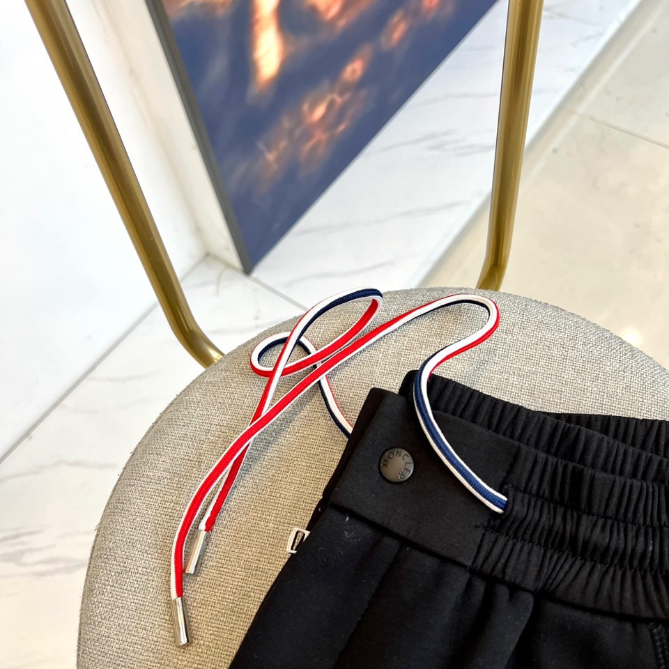 Mon蒙口、2025秋冬新品【加绒加厚】运动长裤，以实用主义设计诠释冬日舒适美学。裤装采用弹性抽绳腰头设