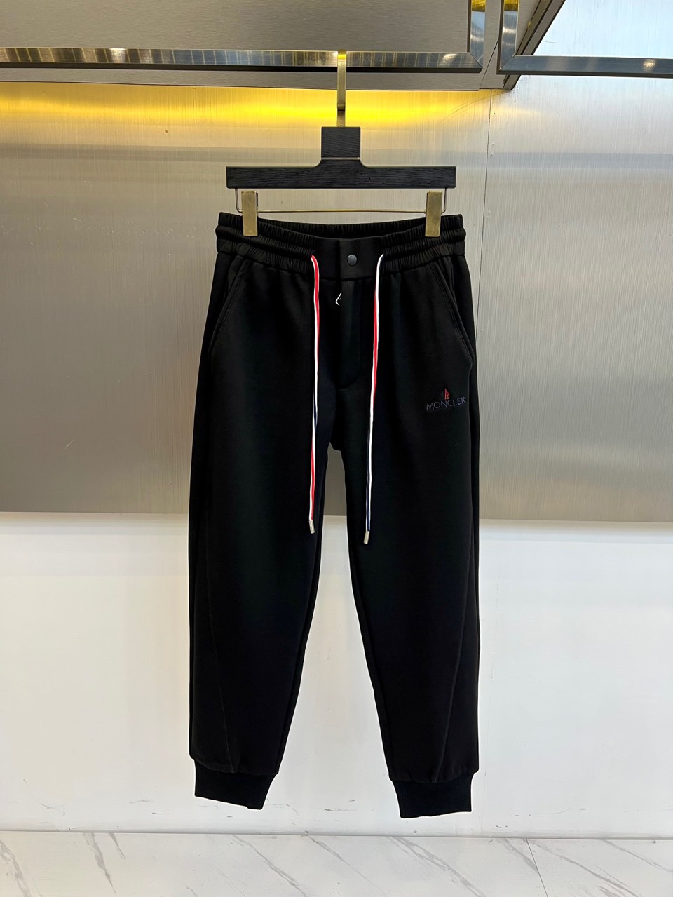 Mon蒙口、2025秋冬新品【加绒加厚】运动长裤，以实用主义设计诠释冬日舒适美学。裤装采用弹性抽绳腰头设