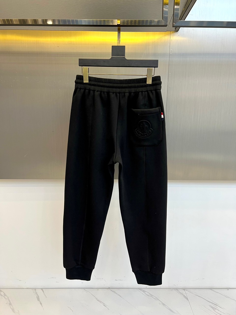 Mon蒙口、2025秋冬新品【加绒加厚】运动长裤，以实用主义设计诠释冬日舒适美学。裤装采用弹性抽绳腰头设