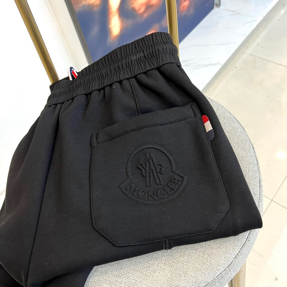 Mon蒙口、2025秋冬新品【加绒加厚】运动长裤，以实用主义设计诠释冬日舒适美学。裤装采用弹性抽绳腰头设