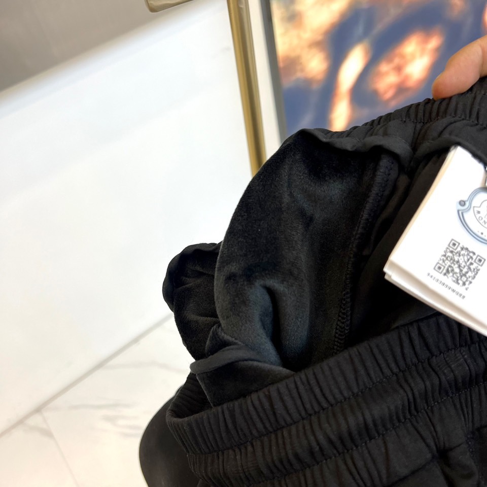 Mon蒙口、2025秋冬新品【加绒加厚】运动长裤，以实用主义设计诠释冬日舒适美学。裤装采用弹性抽绳腰头设