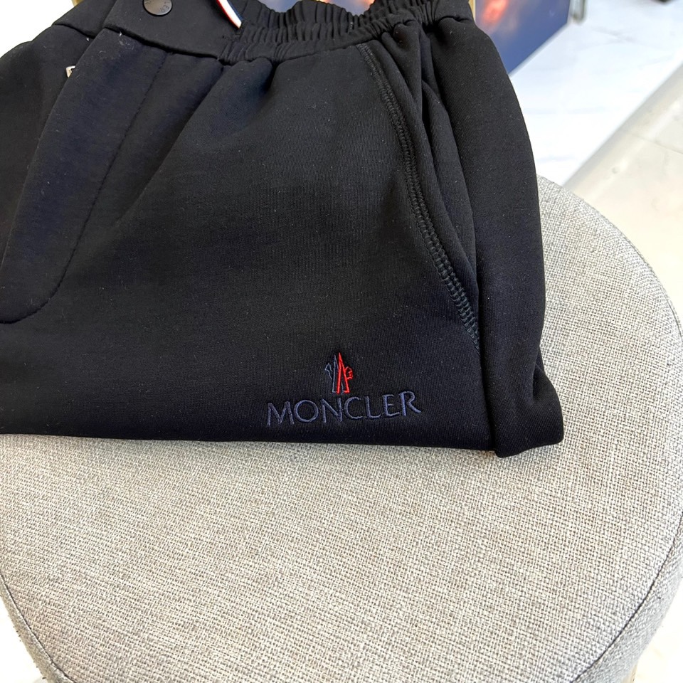 Mon蒙口、2025秋冬新品【加绒加厚】运动长裤，以实用主义设计诠释冬日舒适美学。裤装采用弹性抽绳腰头设