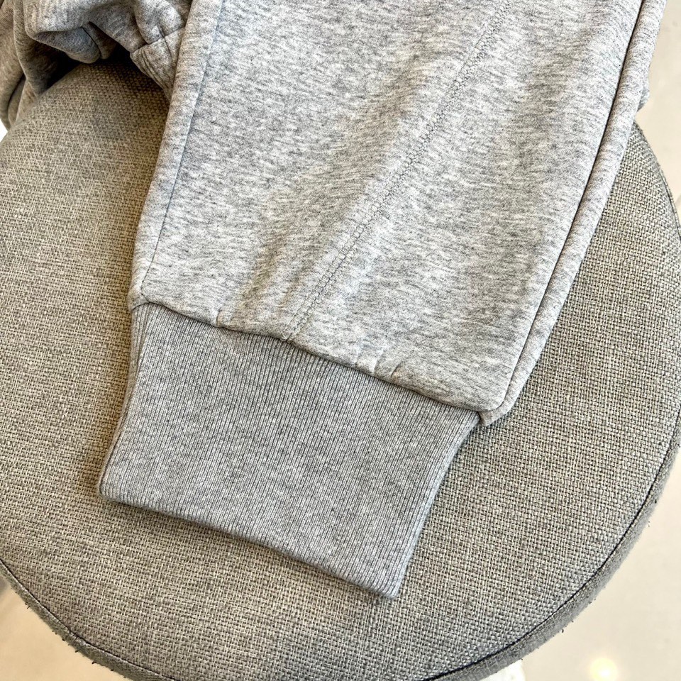 Mon蒙口、2025秋冬新品【加绒加厚】运动长裤，以实用主义设计诠释冬日舒适美学。裤装采用弹性抽绳腰头设