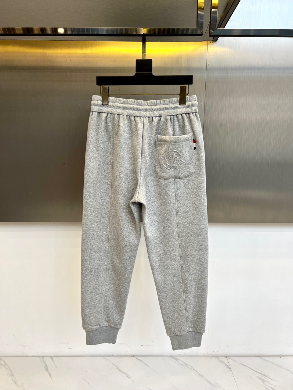 Mon蒙口、2025秋冬新品【加绒加厚】运动长裤，以实用主义设计诠释冬日舒适美学。裤装采用弹性抽绳腰头设