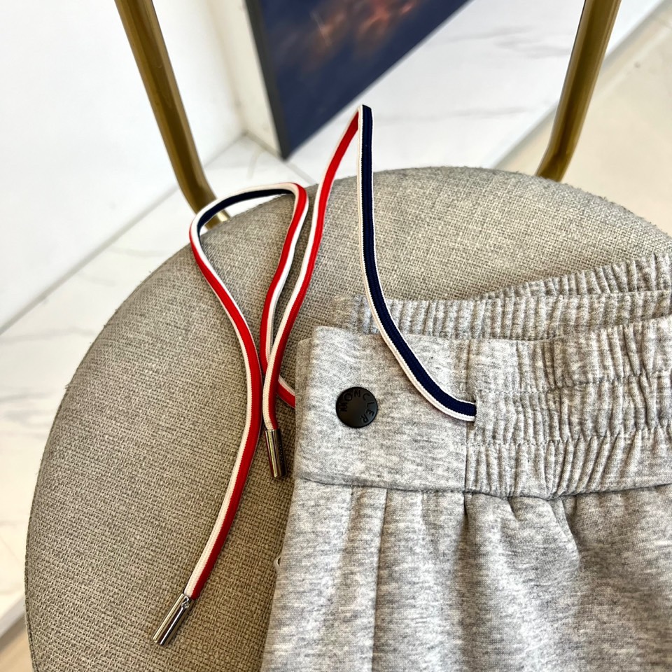 Mon蒙口、2025秋冬新品【加绒加厚】运动长裤，以实用主义设计诠释冬日舒适美学。裤装采用弹性抽绳腰头设