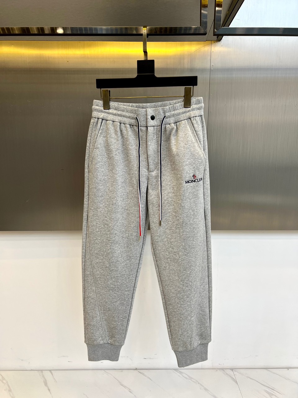 Mon蒙口、2025秋冬新品【加绒加厚】运动长裤，以实用主义设计诠释冬日舒适美学。裤装采用弹性抽绳腰头设