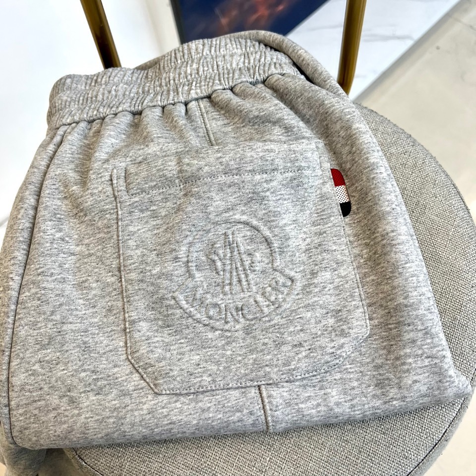 Mon蒙口、2025秋冬新品【加绒加厚】运动长裤，以实用主义设计诠释冬日舒适美学。裤装采用弹性抽绳腰头设