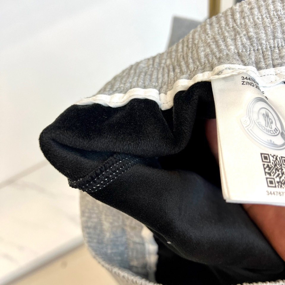 Mon蒙口、2025秋冬新品【加绒加厚】运动长裤，以实用主义设计诠释冬日舒适美学。裤装采用弹性抽绳腰头设