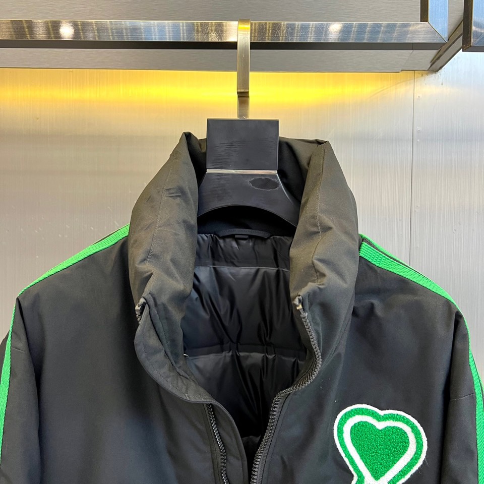 Ami 2025秋冬新品羽绒服，以简约立领设计融合运动美学，重新定义都市冬日时尚。款式采用利落的拉链开合