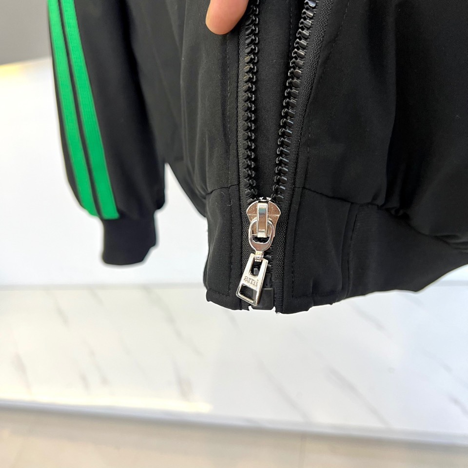 Ami 2025秋冬新品羽绒服，以简约立领设计融合运动美学，重新定义都市冬日时尚。款式采用利落的拉链开合