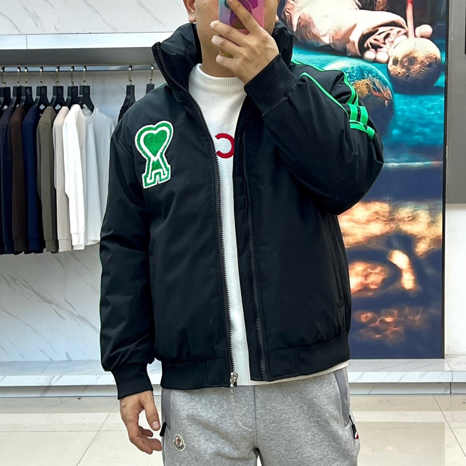 Ami 2025秋冬新品羽绒服，以简约立领设计融合运动美学，重新定义都市冬日时尚。款式采用利落的拉链开合