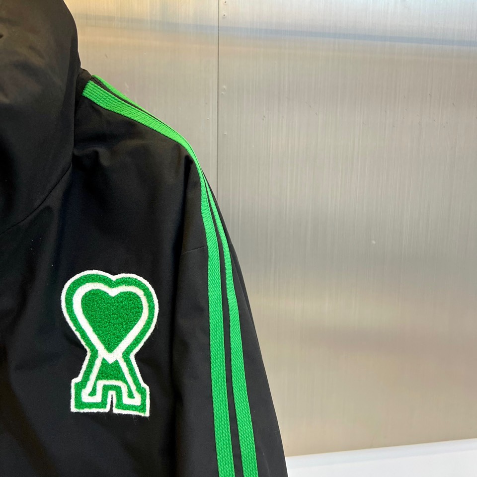 Ami 2025秋冬新品羽绒服，以简约立领设计融合运动美学，重新定义都市冬日时尚。款式采用利落的拉链开合