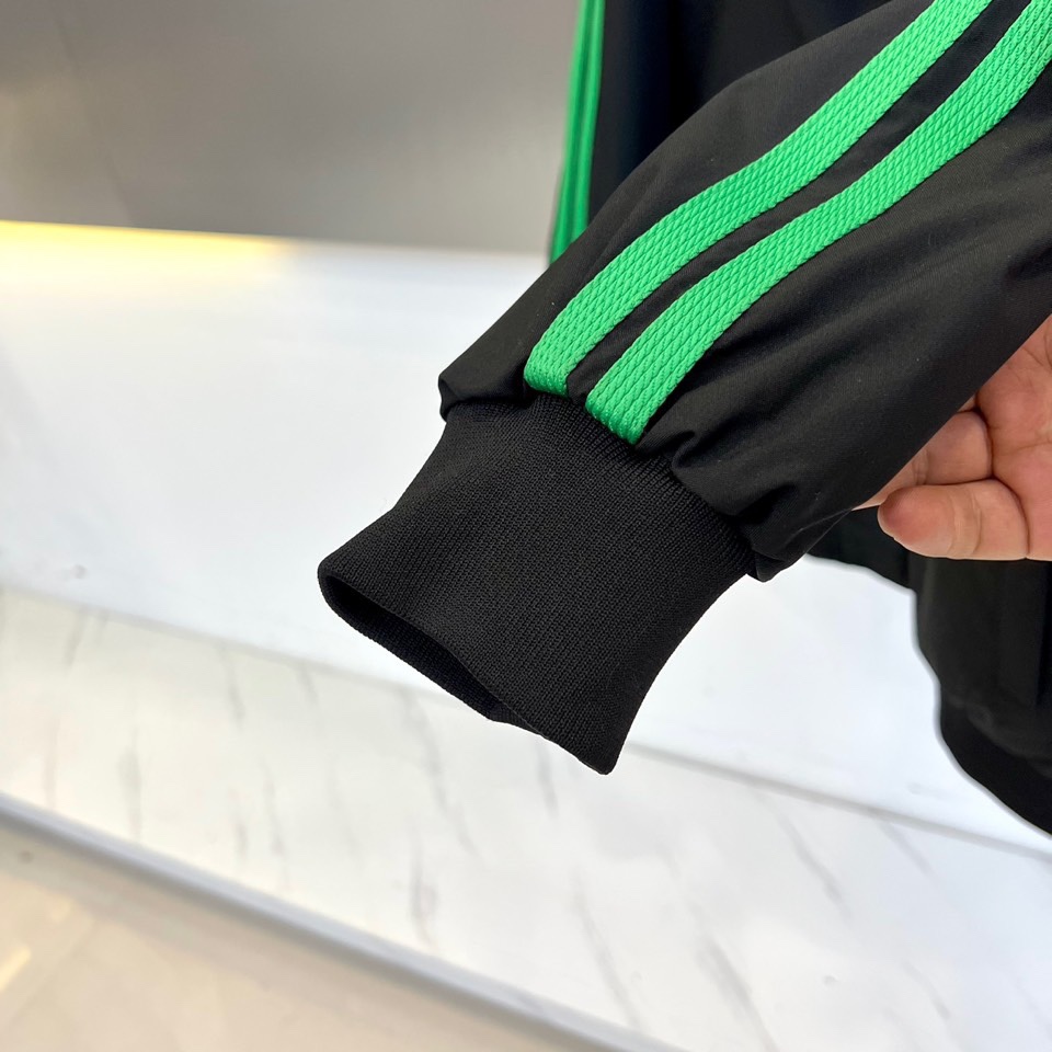 Ami 2025秋冬新品羽绒服，以简约立领设计融合运动美学，重新定义都市冬日时尚。款式采用利落的拉链开合