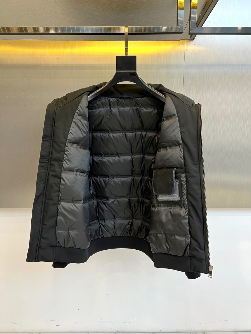 Ami 2025秋冬新品羽绒服，以简约立领设计融合运动美学，重新定义都市冬日时尚。款式采用利落的拉链开合