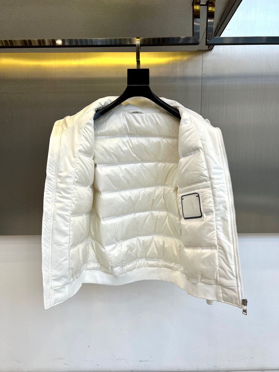 Ami 2025秋冬新品羽绒服，以简约立领设计融合运动美学，重新定义都市冬日时尚。款式采用利落的拉链开合