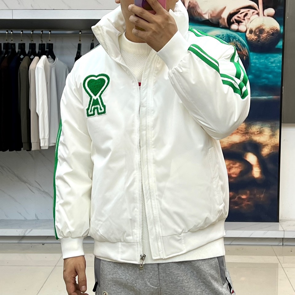 Ami 2025秋冬新品羽绒服，以简约立领设计融合运动美学，重新定义都市冬日时尚。款式采用利落的拉链开合