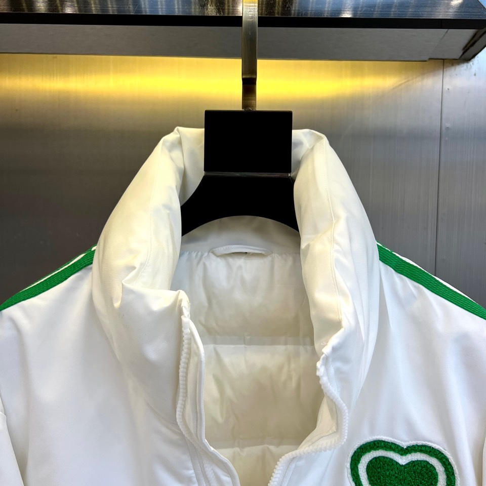 Ami 2025秋冬新品羽绒服，以简约立领设计融合运动美学，重新定义都市冬日时尚。款式采用利落的拉链开合