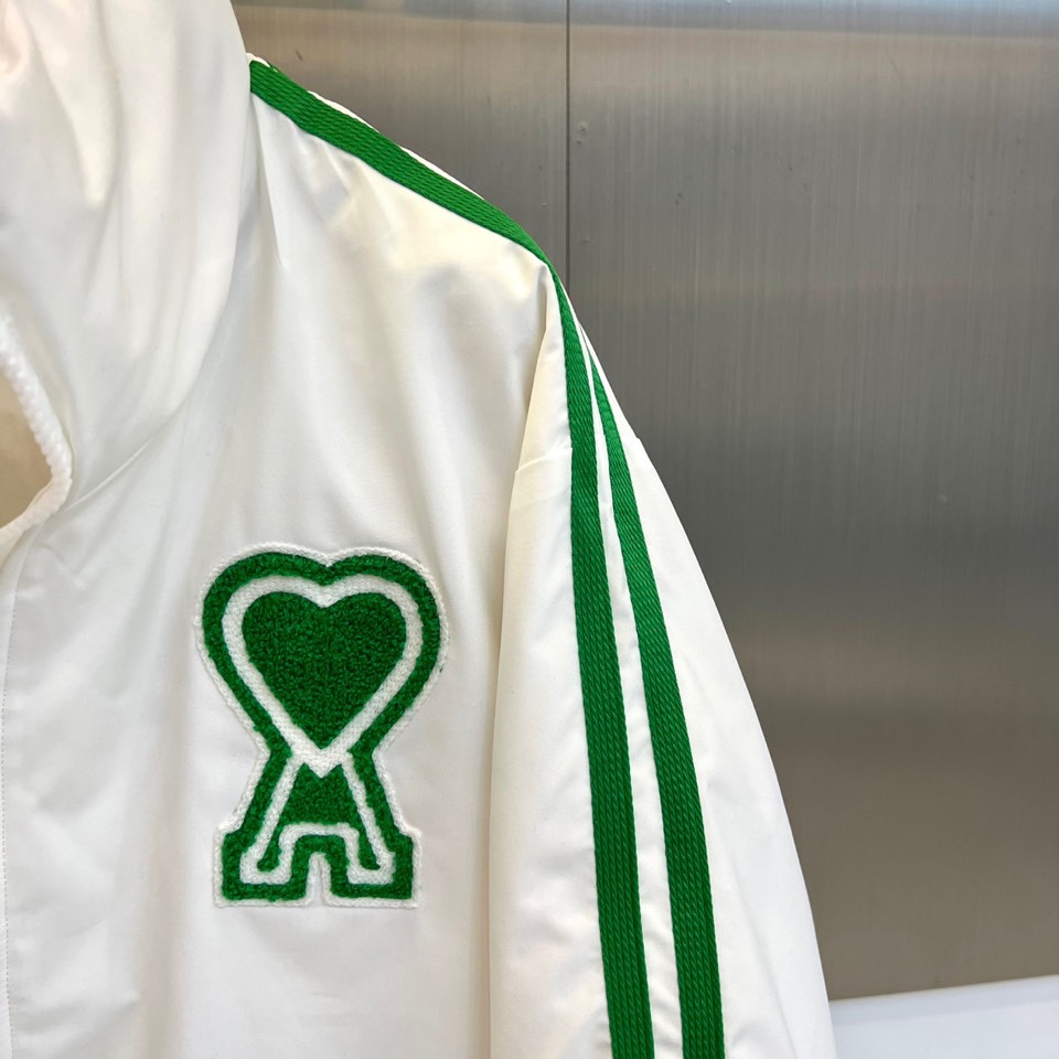 Ami 2025秋冬新品羽绒服，以简约立领设计融合运动美学，重新定义都市冬日时尚。款式采用利落的拉链开合