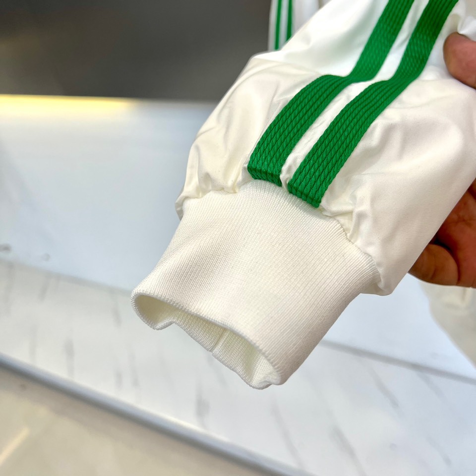 Ami 2025秋冬新品羽绒服，以简约立领设计融合运动美学，重新定义都市冬日时尚。款式采用利落的拉链开合