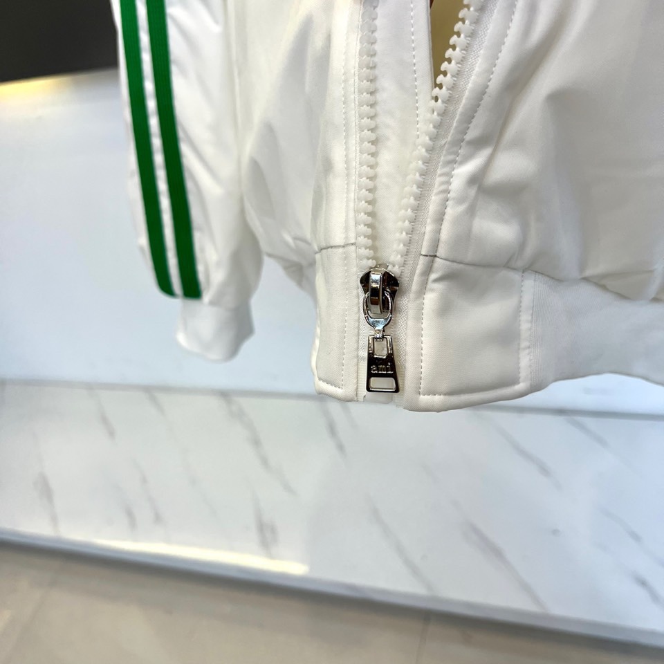 Ami 2025秋冬新品羽绒服，以简约立领设计融合运动美学，重新定义都市冬日时尚。款式采用利落的拉链开合