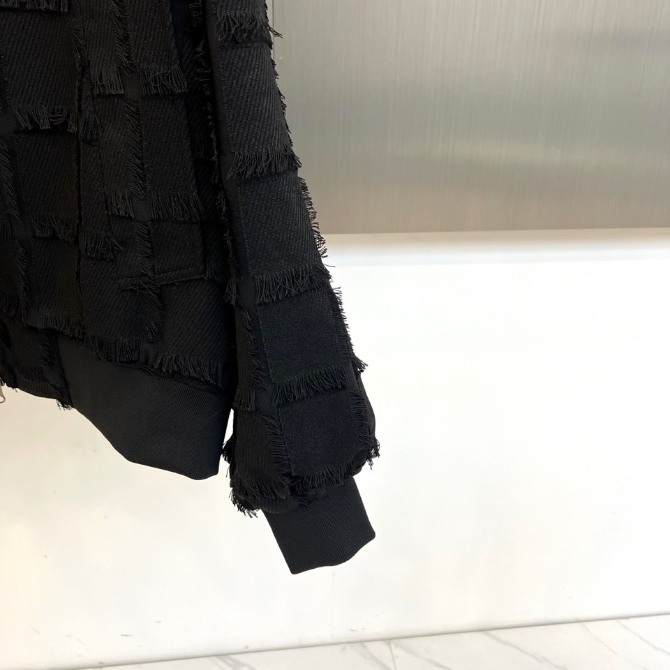 Dio迪奥、2025秋冬新品男士流苏夹克，以自由不羁的波西米亚精神重塑当代男士奢华外套。本品采用米白色格