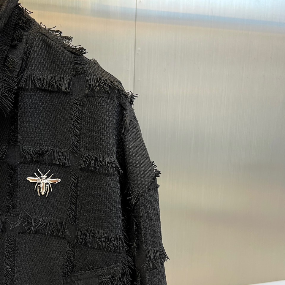 Dio迪奥、2025秋冬新品男士流苏夹克，以自由不羁的波西米亚精神重塑当代男士奢华外套。本品采用米白色格