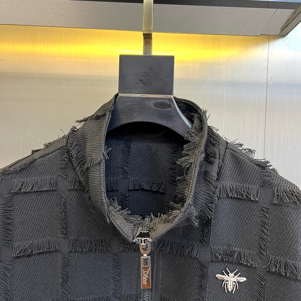 Dio迪奥、2025秋冬新品男士流苏夹克，以自由不羁的波西米亚精神重塑当代男士奢华外套。本品采用米白色格