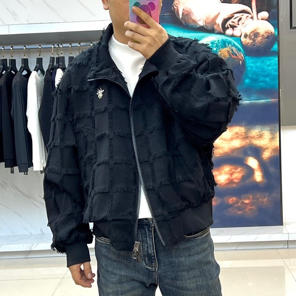 Dio迪奥、2025秋冬新品男士流苏夹克，以自由不羁的波西米亚精神重塑当代男士奢华外套。本品采用米白色格