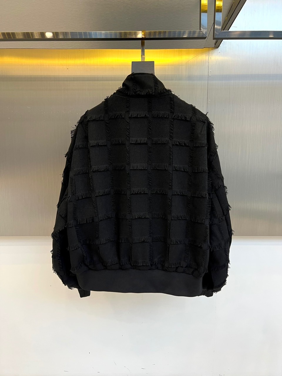 Dio迪奥、2025秋冬新品男士流苏夹克，以自由不羁的波西米亚精神重塑当代男士奢华外套。本品采用米白色格