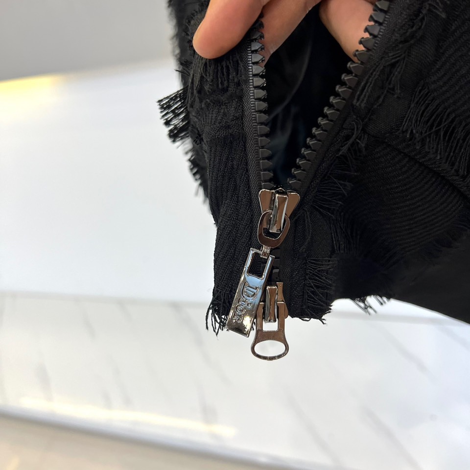 Dio迪奥、2025秋冬新品男士流苏夹克，以自由不羁的波西米亚精神重塑当代男士奢华外套。本品采用米白色格