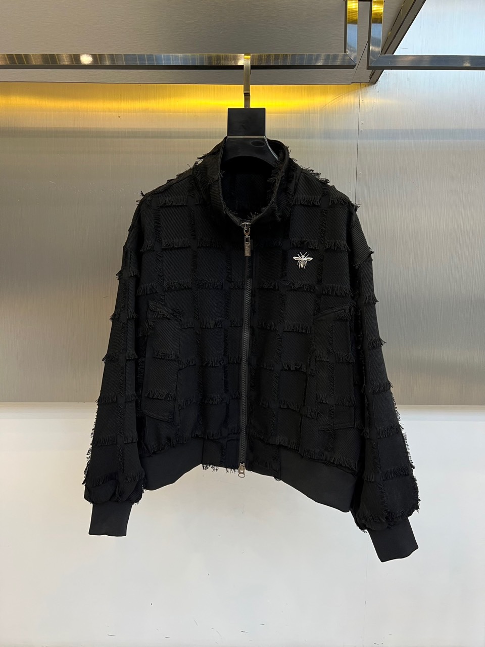 Dio迪奥、2025秋冬新品男士流苏夹克，以自由不羁的波西米亚精神重塑当代男士奢华外套。本品采用米白色格