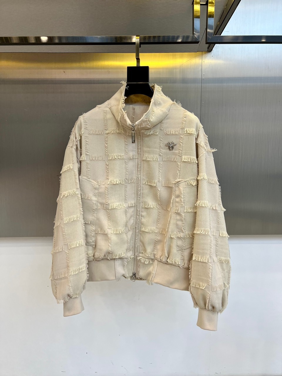 Dio迪奥、2025秋冬新品男士流苏夹克，以自由不羁的波西米亚精神重塑当代男士奢华外套。本品采用米白色格
