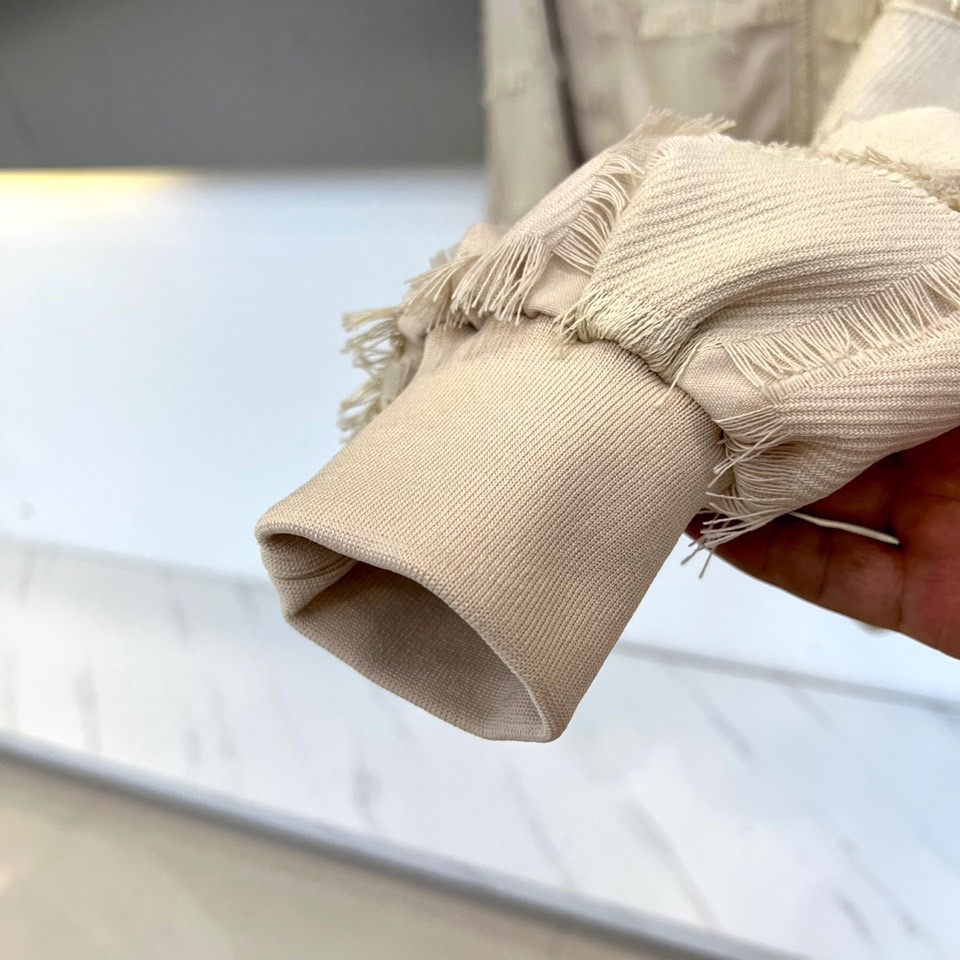 Dio迪奥、2025秋冬新品男士流苏夹克，以自由不羁的波西米亚精神重塑当代男士奢华外套。本品采用米白色格