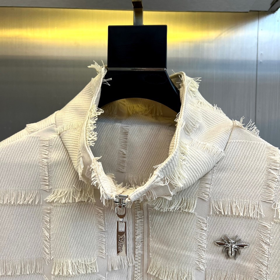 Dio迪奥、2025秋冬新品男士流苏夹克，以自由不羁的波西米亚精神重塑当代男士奢华外套。本品采用米白色格