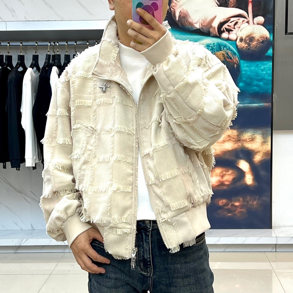 Dio迪奥、2025秋冬新品男士流苏夹克，以自由不羁的波西米亚精神重塑当代男士奢华外套。本品采用米白色格
