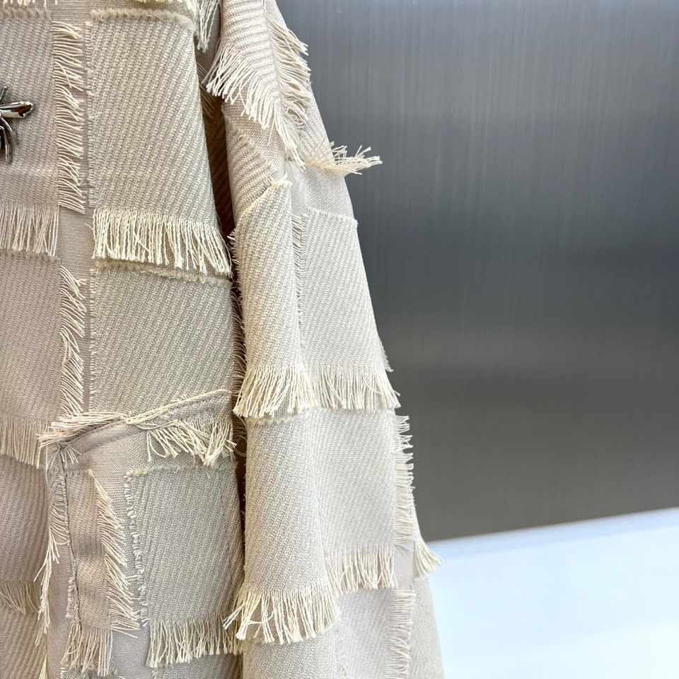 Dio迪奥、2025秋冬新品男士流苏夹克，以自由不羁的波西米亚精神重塑当代男士奢华外套。本品采用米白色格