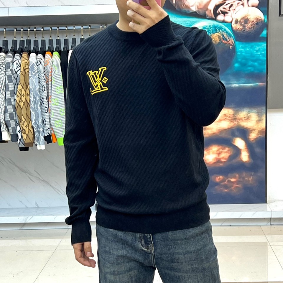 1v威登、2025秋冬新品圆领针织衫，以极简设计诠释法式优雅美学。款式采用经典圆领长袖设计，左胸点缀标志