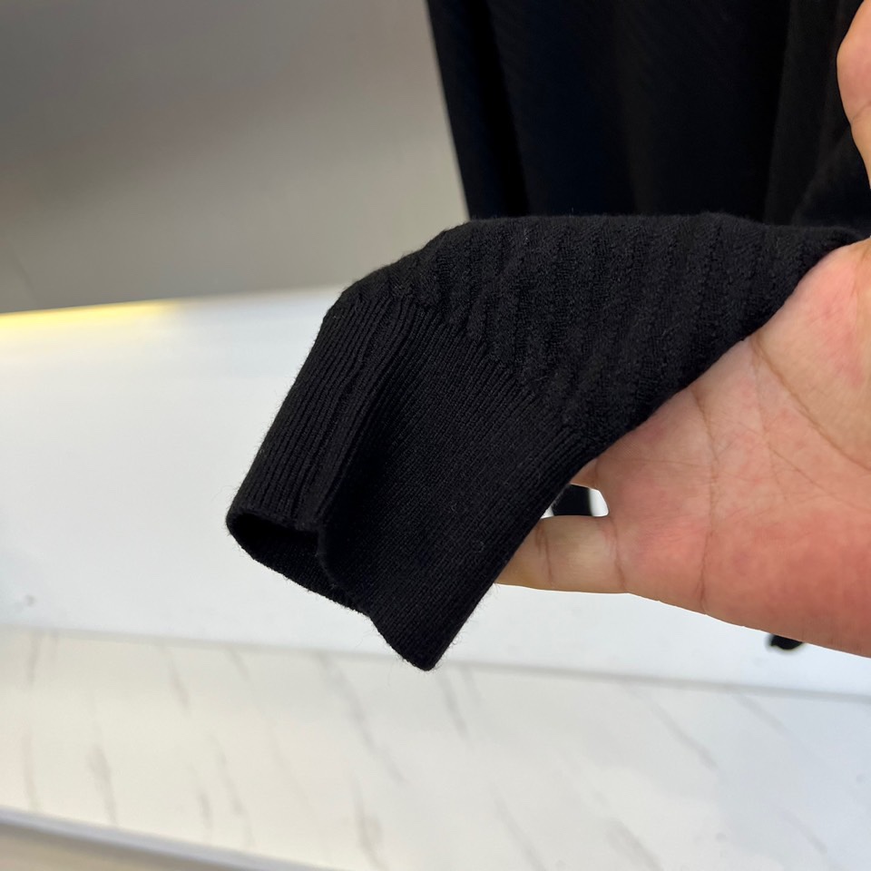 1v威登、2025秋冬新品圆领针织衫，以极简设计诠释法式优雅美学。款式采用经典圆领长袖设计，左胸点缀标志