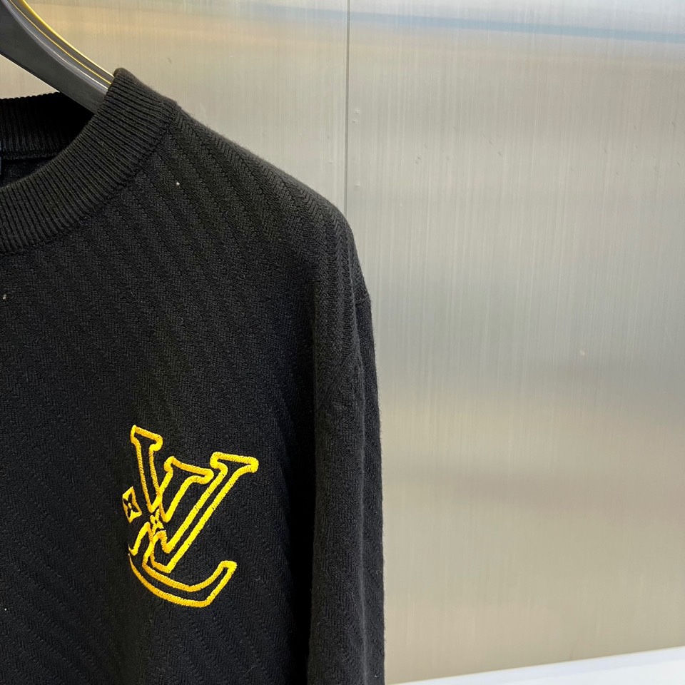 1v威登、2025秋冬新品圆领针织衫，以极简设计诠释法式优雅美学。款式采用经典圆领长袖设计，左胸点缀标志