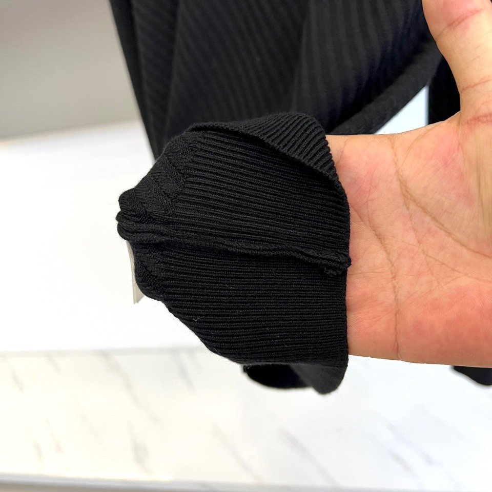 1v威登、2025秋冬新品圆领针织衫，以极简设计诠释法式优雅美学。款式采用经典圆领长袖设计，左胸点缀标志