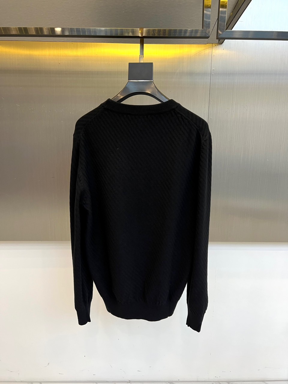 1v威登、2025秋冬新品圆领针织衫，以极简设计诠释法式优雅美学。款式采用经典圆领长袖设计，左胸点缀标志